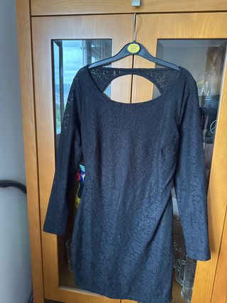 Vestido negro corto espalda descubierta