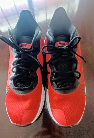 Zapatillas Nike Hombre Rojas y Negras.