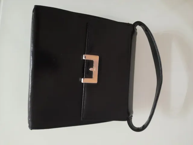 Bolso de fiesta negro con detalles dorados