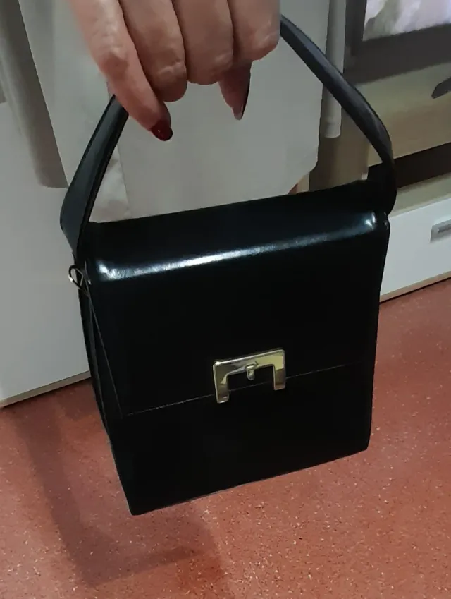 Bolso de fiesta negro con detalles dorados