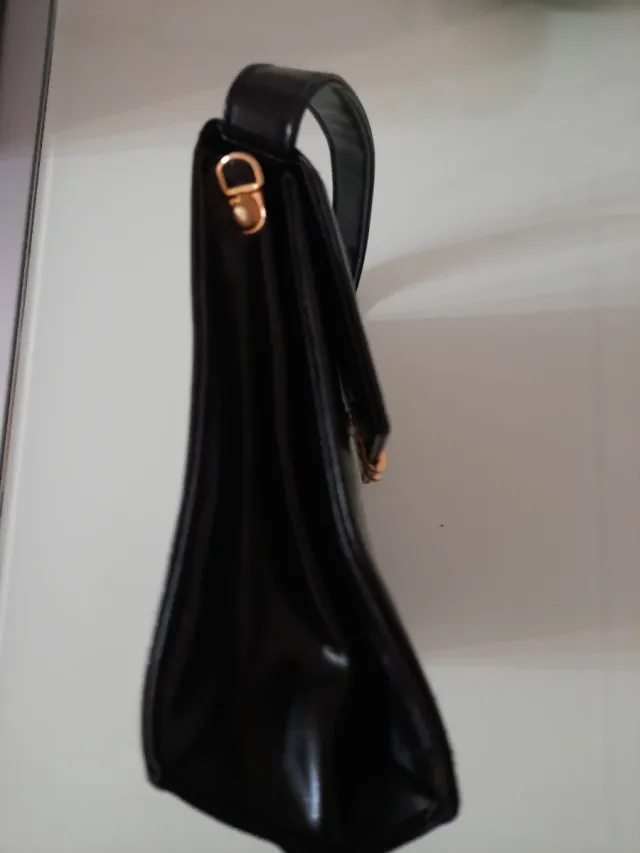 Bolso de fiesta negro con detalles dorados