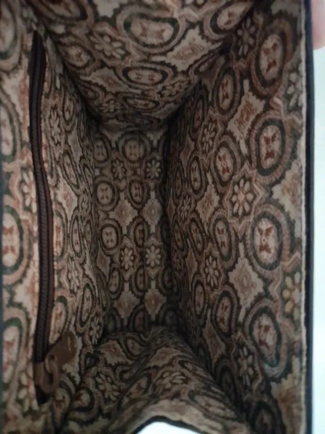 Bolso de fiesta negro con detalles dorados