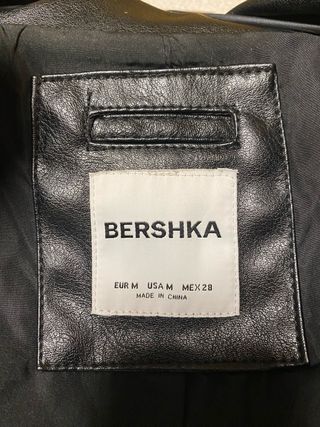 Cazadora efecto piel Bershka negra