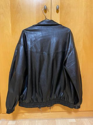 Cazadora efecto piel Bershka negra
