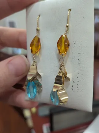 Pendientes largos oro y piedras