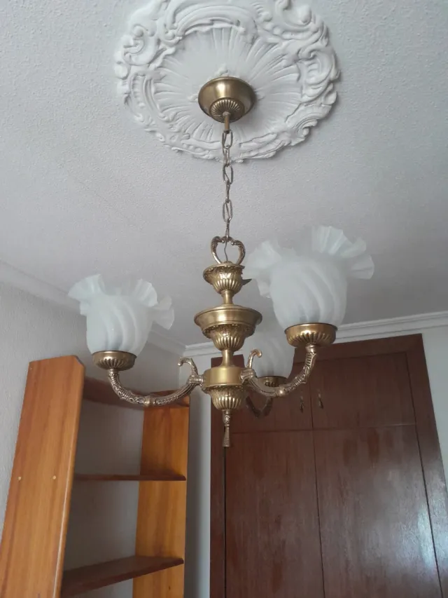 Lámpara de techo dorada y blanca