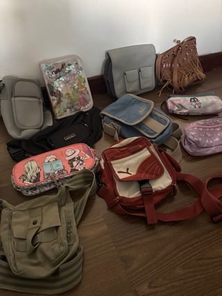 Lote riñoneras y estuches varios