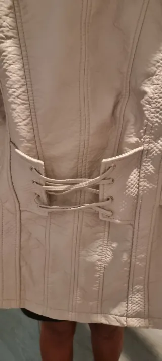 Chaqueta Guess Beige con Cuello Peludo