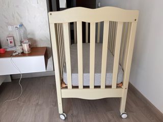 Cuna de bebé con colchón y ruedas 120x66