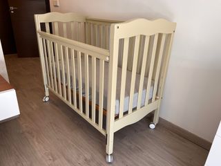 Cuna de bebé con colchón y ruedas 120x66