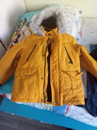 Abrigo amarillo 4-5 años con capucha