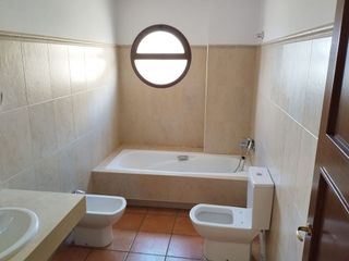 Casa adosada en venta en Utrera
