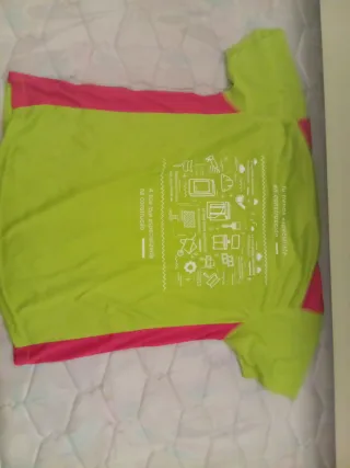 Camiseta deportiva transpirable verde y roja