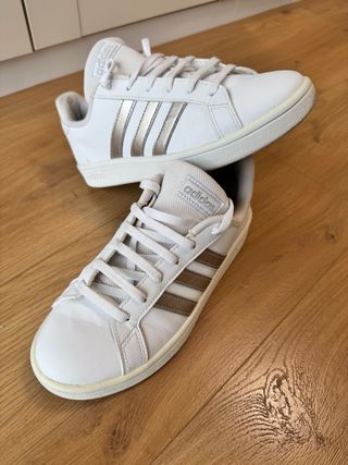 Zapatillas Adidas Blancas y Plateadas