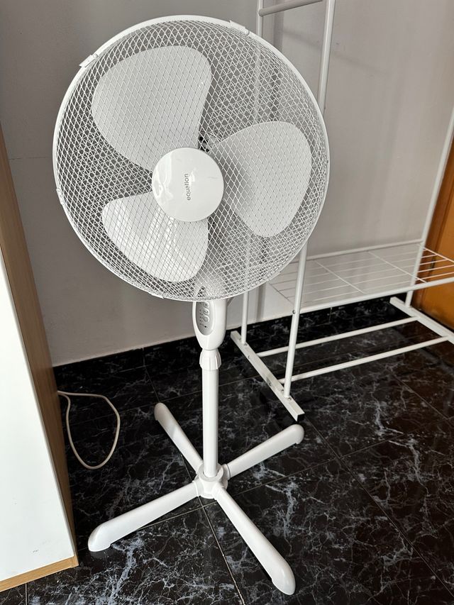 Ventilador eléctrico blanco con mando