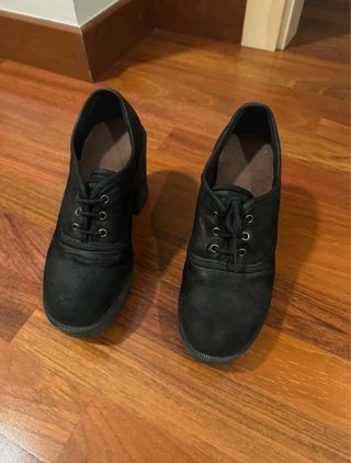 Zapatos de tacón negros con cordones