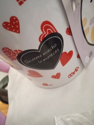 Taza blanca con corazones rojos