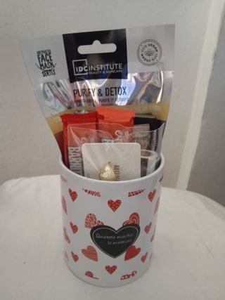 Taza blanca con corazones rojos
