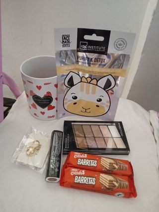 Taza blanca con corazones rojos