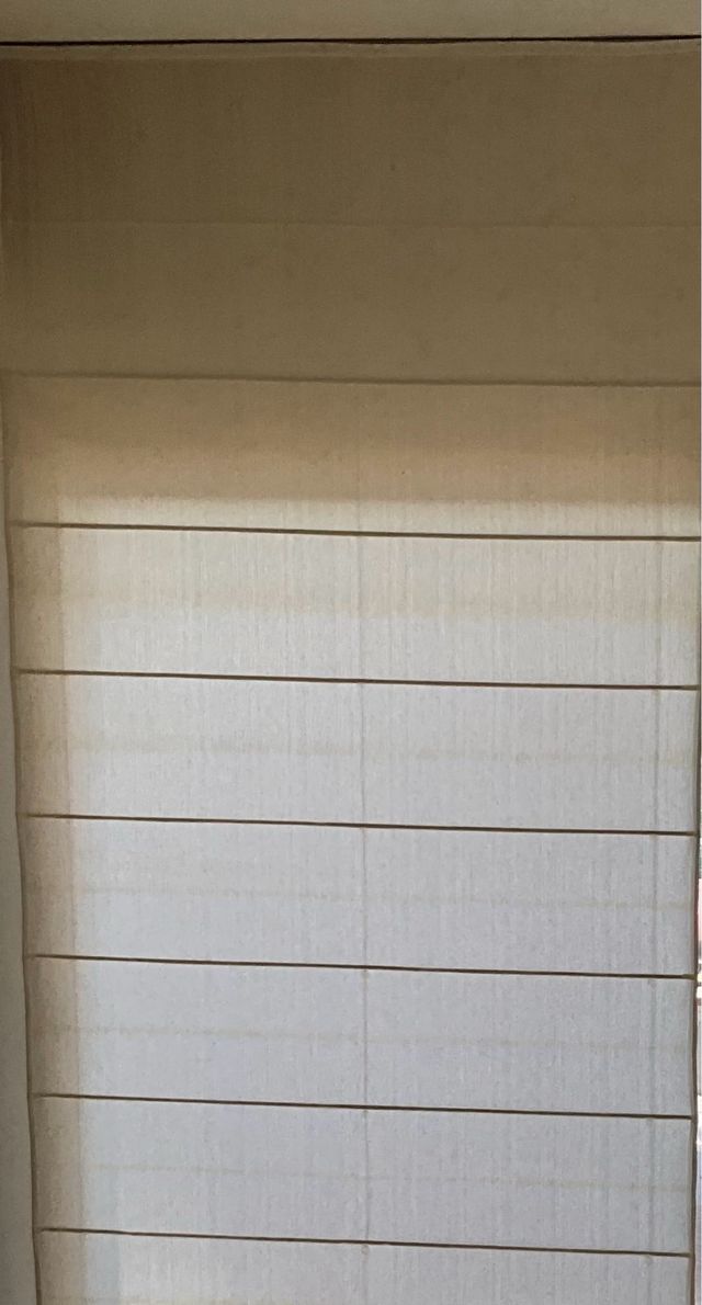 Cortinas beige de tela Tipo Estore.