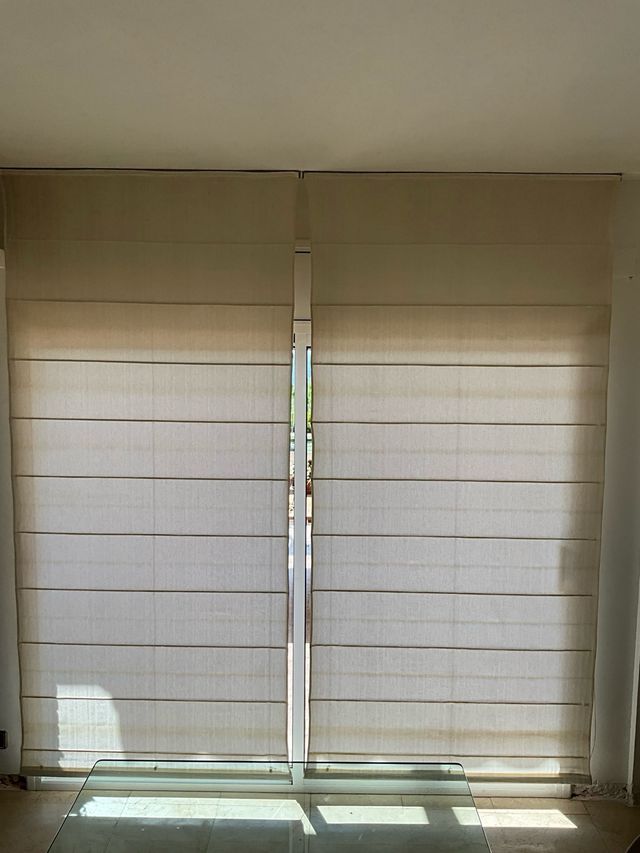 Cortinas beige de tela Tipo Estore.