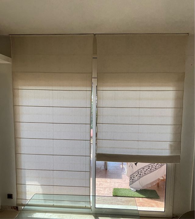 Cortinas beige de tela Tipo Estore.