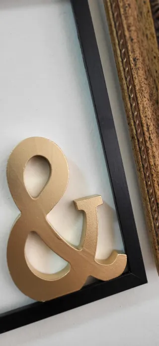 Letra & de madera dorada