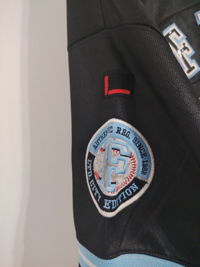 béisbolera FUBU XL Negra y Azul vintage