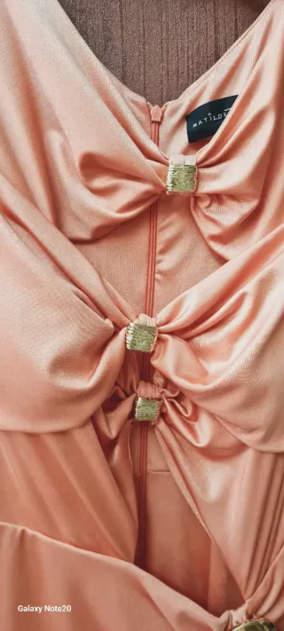 Abito rosa con dettagli gioiello alta moda 