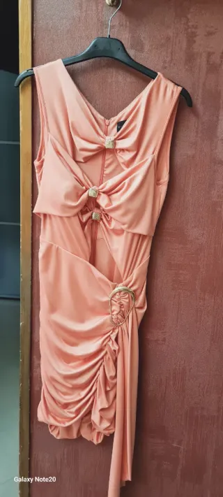 Abito rosa con dettagli gioiello alta moda 