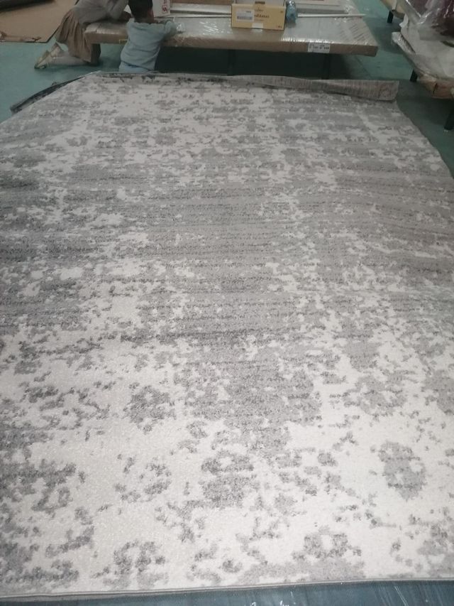 Alfombra estilo abstracto gris y blanco varias