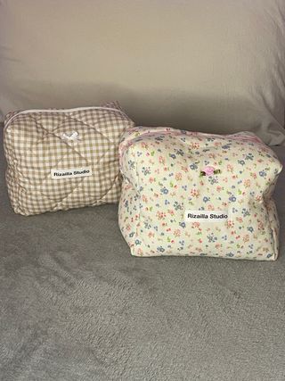 Neceser estampado floral y cuadros