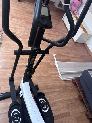 Bicicleta elíptica negra y blanca