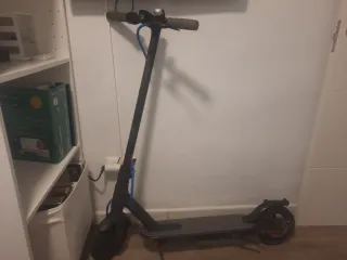 Patinete Eléctrico Negro, casco incluido.