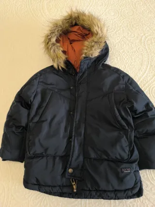 Abrigo Zara azul oscuro con capucha