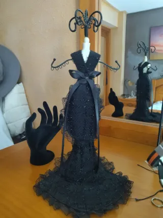 Dos Expositores Joyas Maniquí Negro encaje.