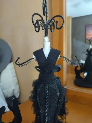 Dos Expositores Joyas Maniquí Negro encaje.