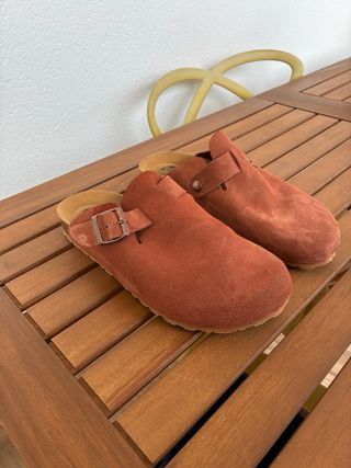 Zuecos de ante marrón y naranja