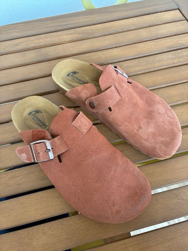 Zuecos de ante marrón y naranja