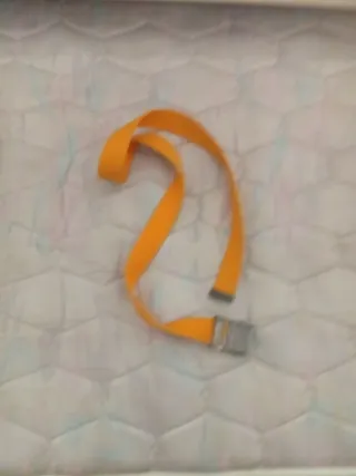 Cinturón amarillo con hebilla metálica