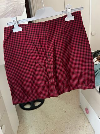 Falda cuadros rojos y negros