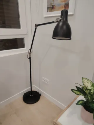 Lámpara de pie Ikea regulable negra