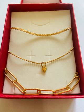 Tre braccialetti color oro