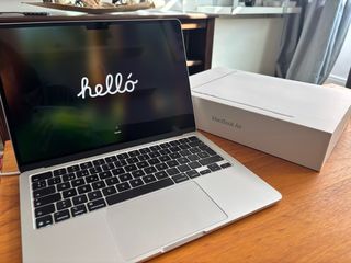 MacBook Air 13” 2024 16GB M4 256GB caja +garantía 