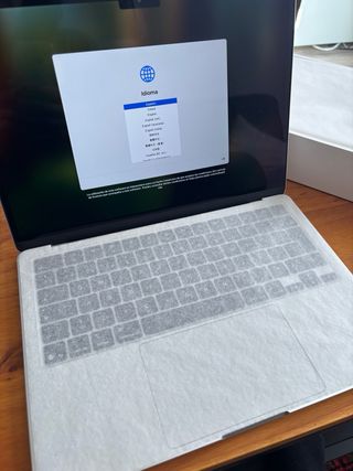 MacBook Air 13” 2024 16GB M4 256GB caja +garantía 