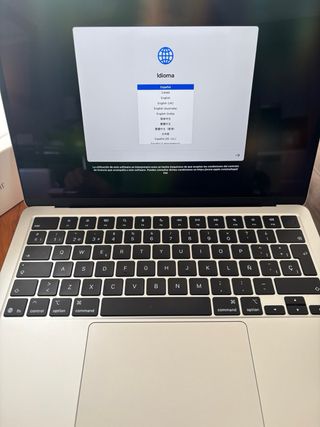 MacBook Air 13” 2024 16GB M4 256GB caja +garantía 