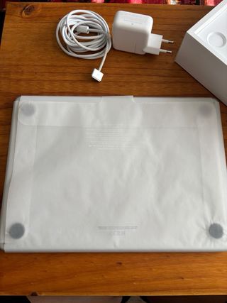 MacBook Air 13” 2024 16GB M4 256GB caja +garantía 