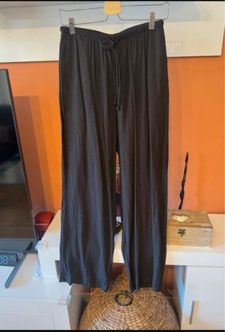 Pantalón fluido negro con bolsillos