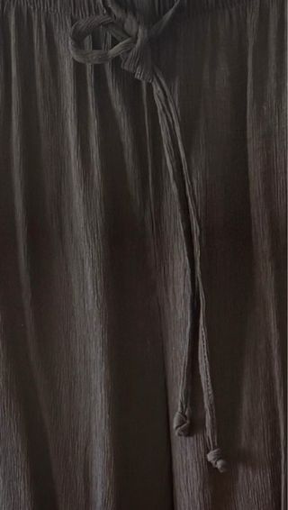 Pantalón fluido negro con bolsillos