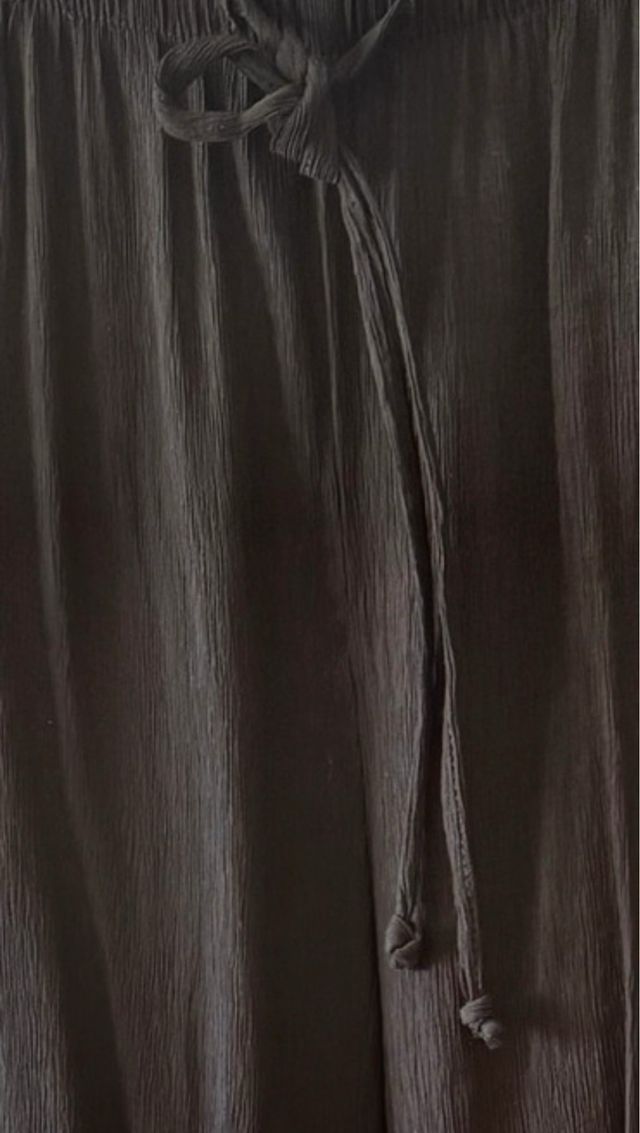 Pantalón fluido negro con bolsillos